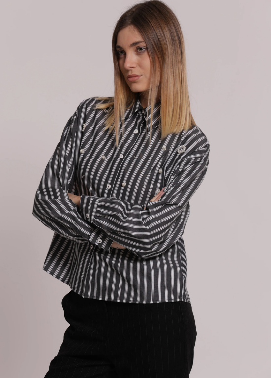 CAMISA DE RISCAS EM ALGOÃO DCOM APLICÕEAÇS FRONTAIS - MIMI MUA