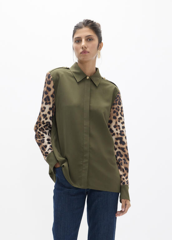 CAMISA KAKI COM ESTAMPA ANIMAL PRINT NAS MANGAS - LOLA CASADEMUNT