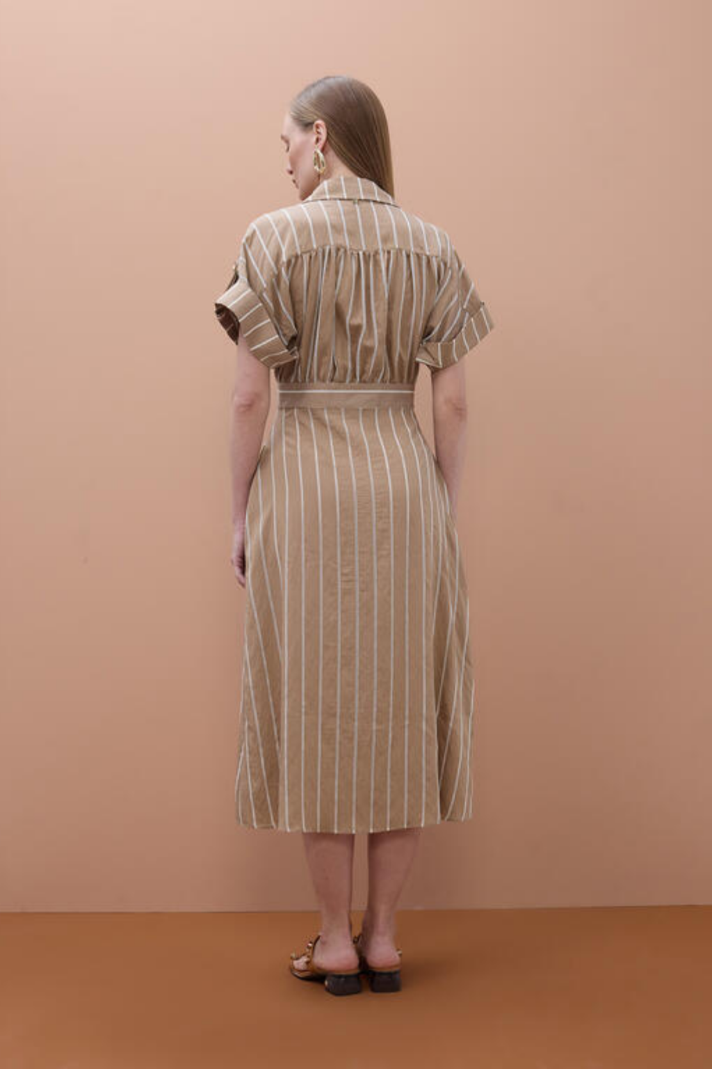 VESTIDO MIDI ÀS RISCAS COM CINTO - LOLA CASADEMUNT BY MAITE