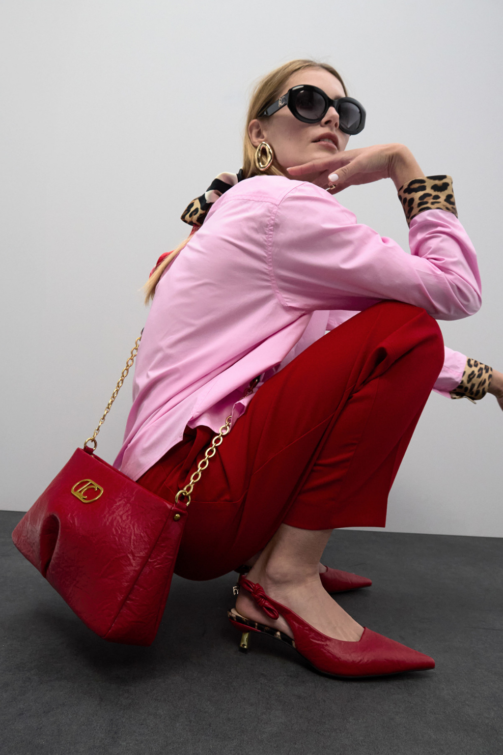 SAPATO DE SALTO VERMELHO COM FORRO ANIMAL PRINT - LOLA CASADEMUNT