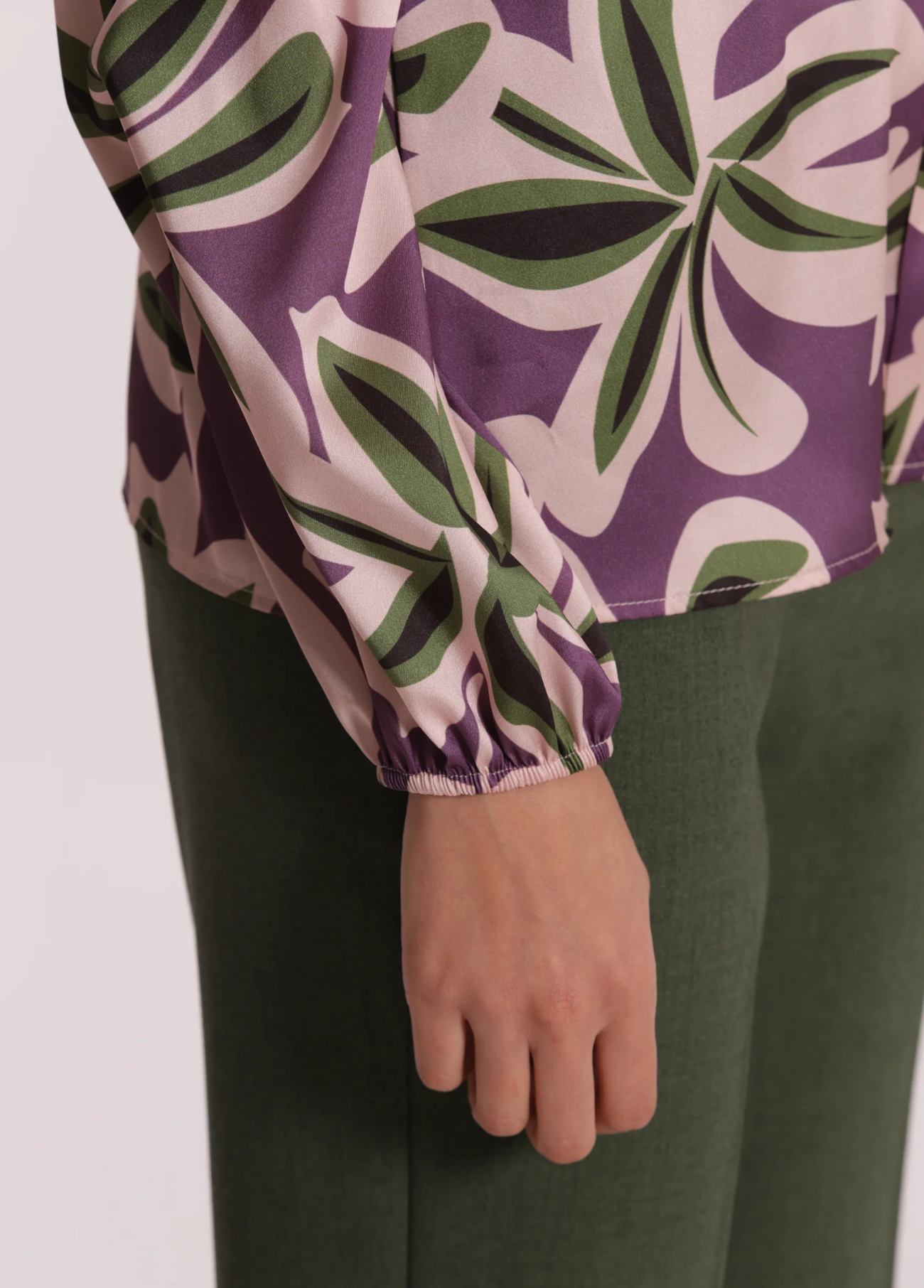 BLUSA DECOTE V COM PADRÃO BOTÂNICO - MIMI MUA