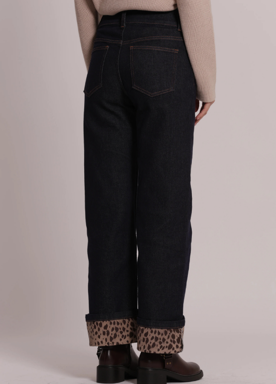JEANS DE GANGA ESCURA COM BAINHA EM ANIMAL PRINT - MIMI MUA