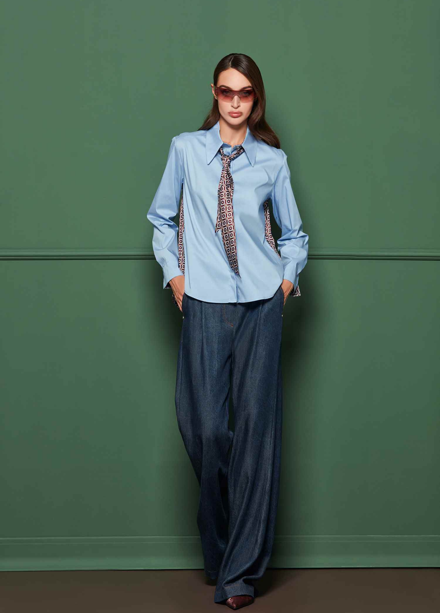 CAMISA AZUL COM ESTAMPADO NAS COSTAS E GRAVATA - OPERÀ