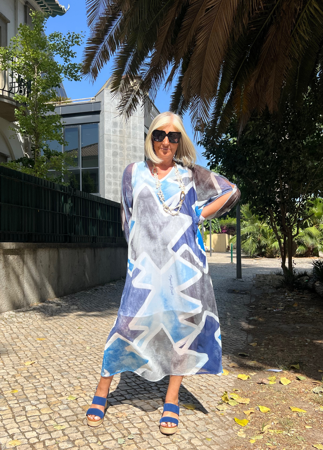 VESTIDO ESTAMPADO GEOMÉTRICO E MANGAS FLUIDAS - TROPICAL BRASIL