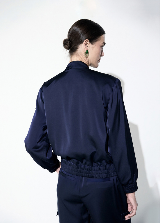 BOMBER COM EFEITO DE CETIM SUAVE, FECHO ZIPER E BOLSOS COM ABA - LOLA CASADEMUNT