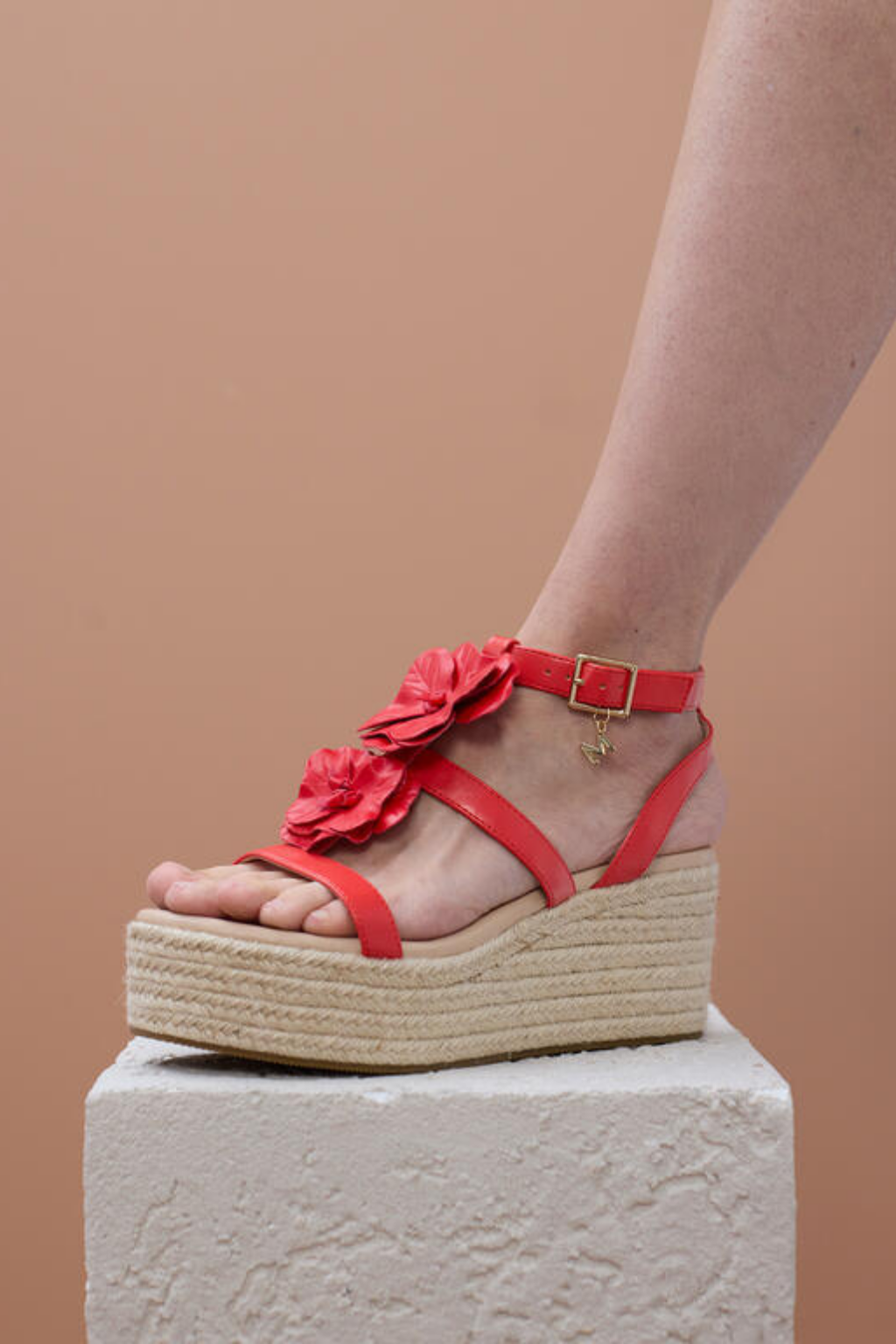 SANDÁLIAS ALTAS EM CUNHA CORAL COM APLICATIVOS FLOR - LOLA CASADEMUNT