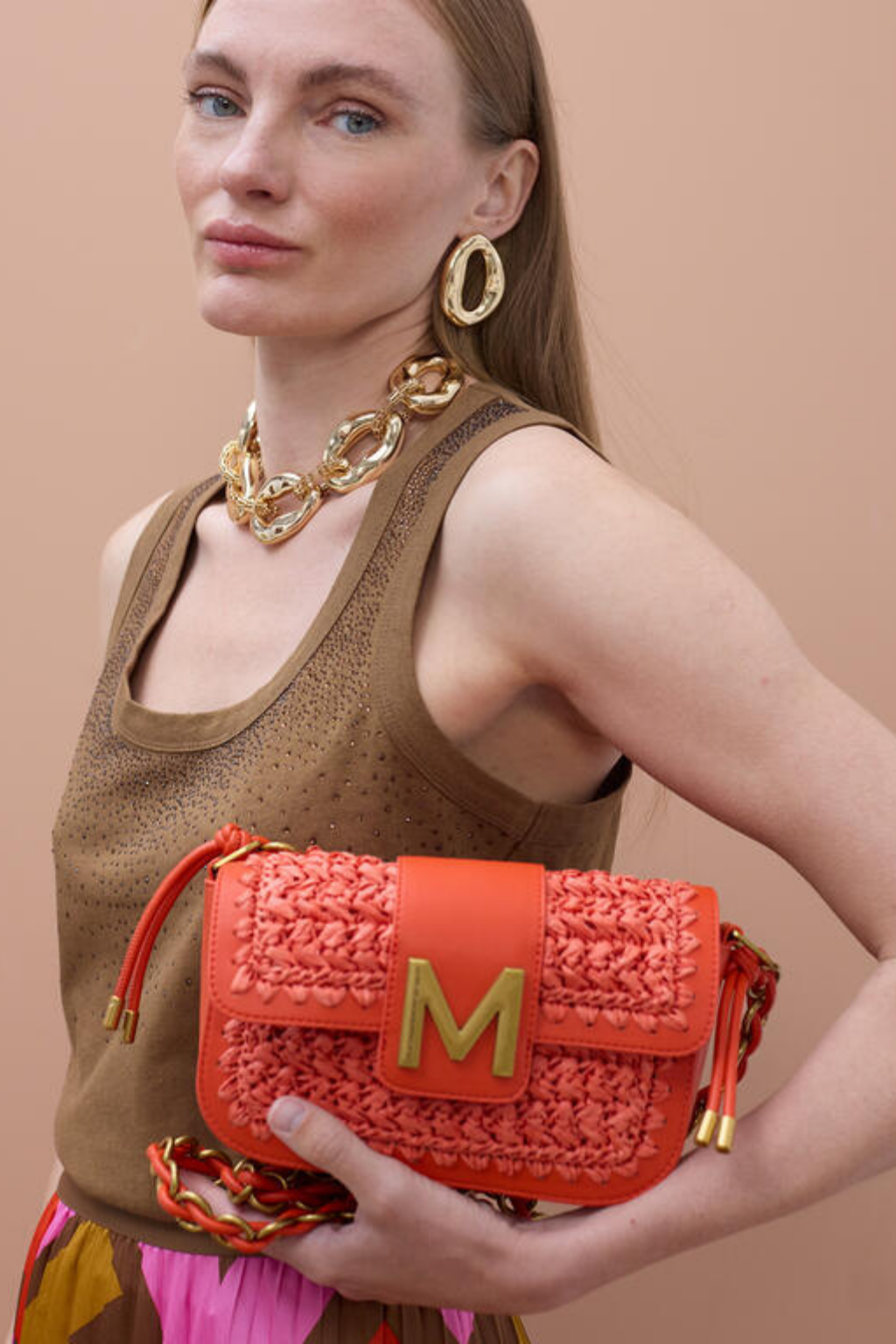 MALA TIRACOLO COM DETALHE ENTRAÇADO E FECHO M - LOLA CASADEMUNT BY MAITE