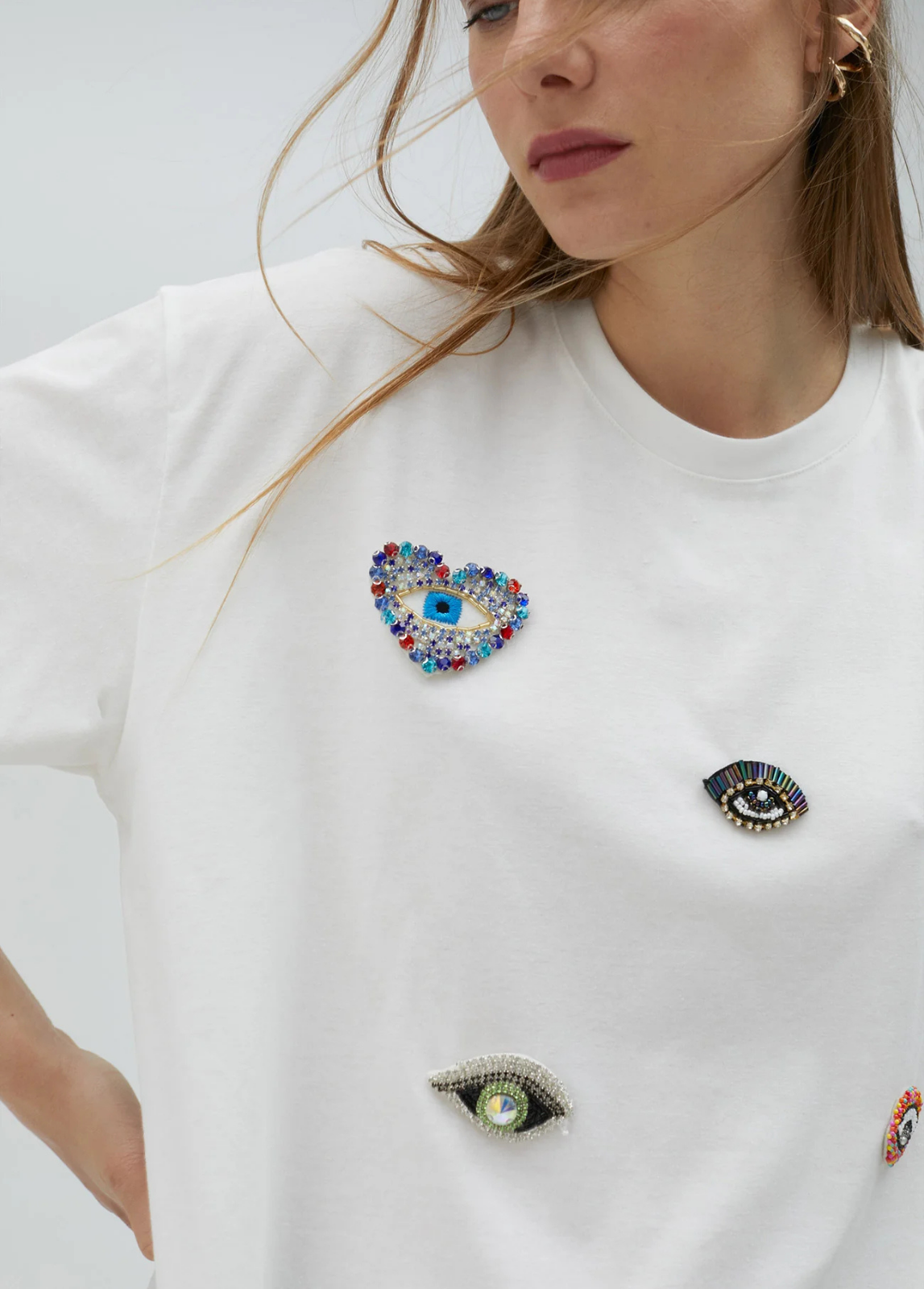 T-SHIRT BRANCA COM APLICAÇÕES DE STRASS MULTICOLOR - LOLA CASADEMUNT