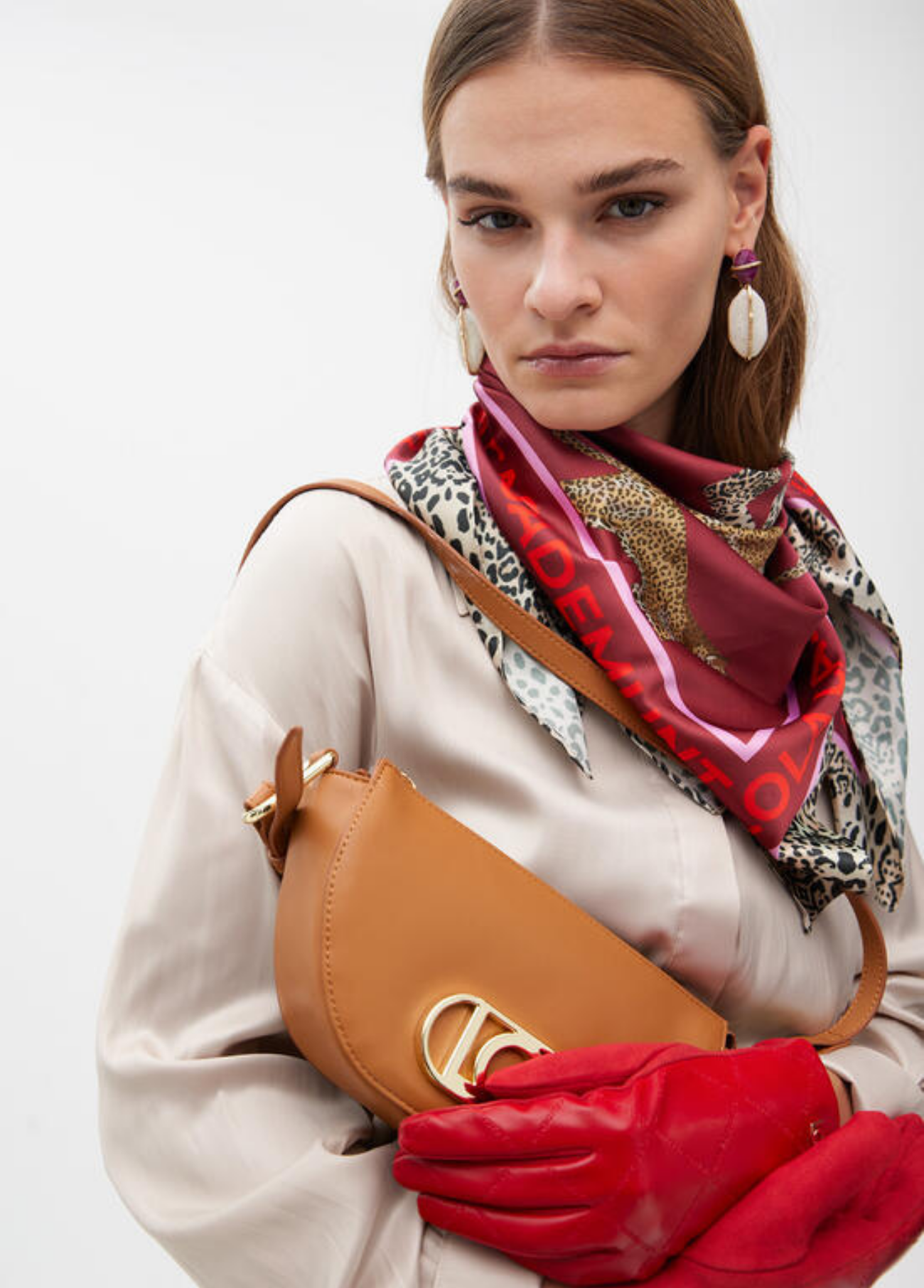 LENÇO ACETINADO VERMELHO COM LEOPARDOS - LOLA CASADEMUNT