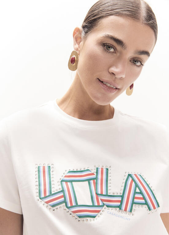 T-SHIRT BRANCA COM LOLA EM CONTRASTE VERDE E VERMELHO - LOLA CASADEMUNT