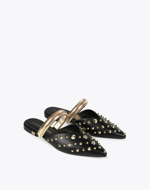 MULES PRETAS COM DETALHES DOURADOS - LOLA CASADEMUNT
