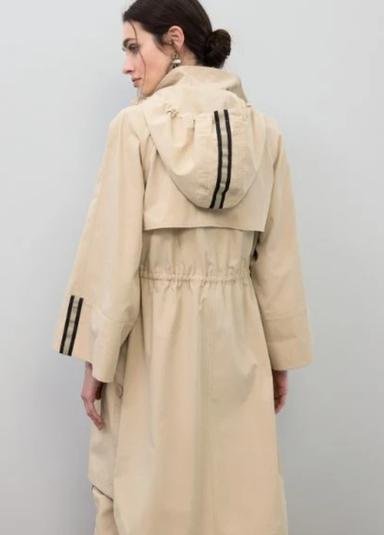 GABARDINE BEGE COM DETALHES CONTRASTANTES EM PRETO - LOLA CASADEMUNT