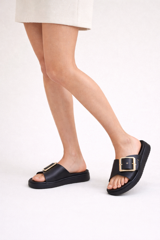 CHINELAS PRETAS COM FIVELA DOURADA OVERSIZED - XTI shoes