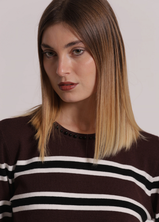 CAMISOLA DE MALHA DE RISCAS HORIZONTAIS E DETALHES DE PÉROLAS - MIMI MUA