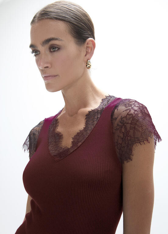BLUSA DE MALHA CANELADA COM MANGA E DECOTE EM RENDA - LOLA CASADEMUNT