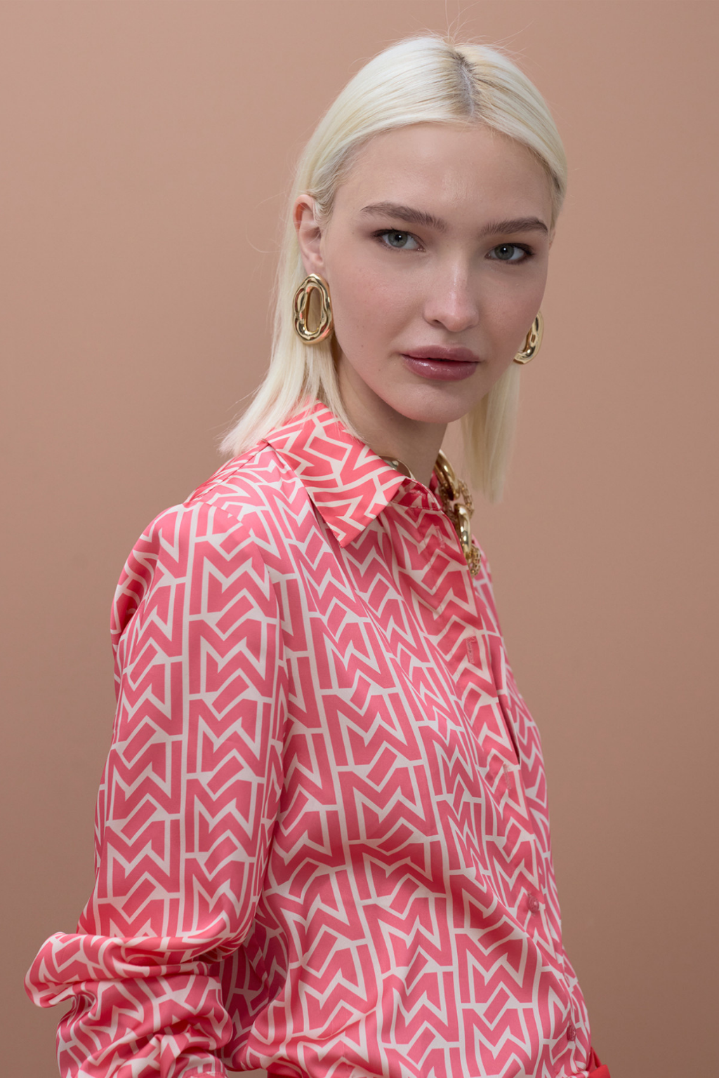 CAMISA DE CETIM COM ESTAMPADO GEOMÉTRICO DE LOGOMANIA - LOLA CASADEMUNT