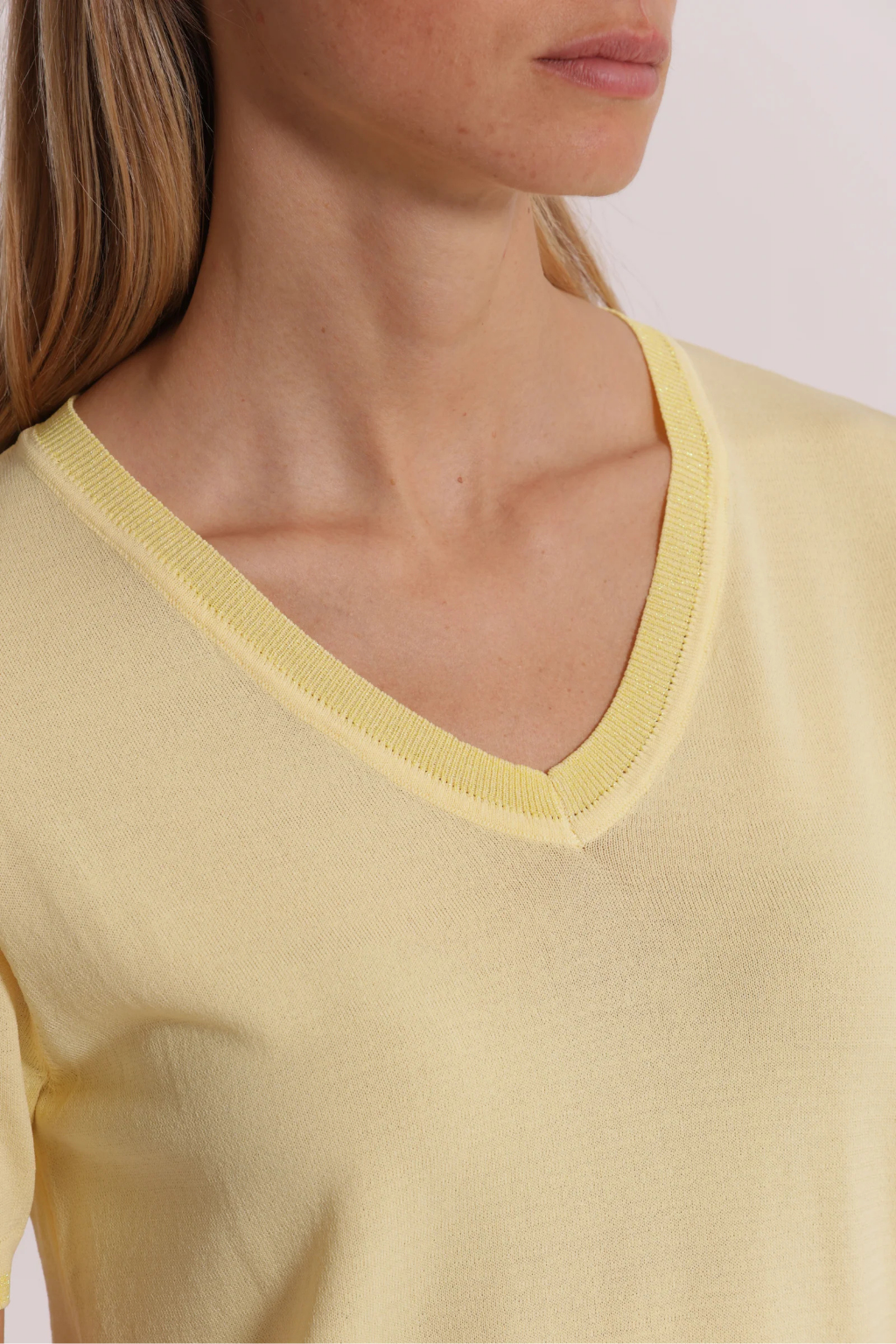 CAMISOLA DE MANGA CURTA COM DETALHES EM LUREX - MIMI MUA