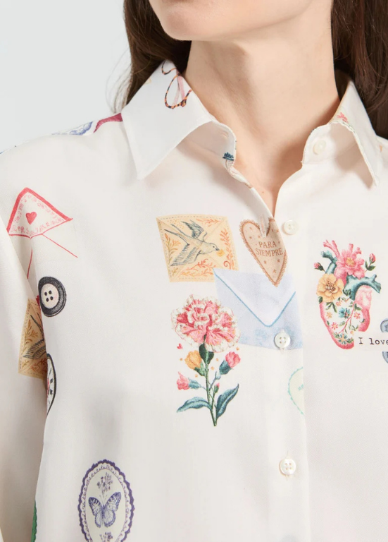 CAMISA BRANCA DE MANGA COMPRIDA E IMPRESSÃO DE VIAGENS - VILAGALLO