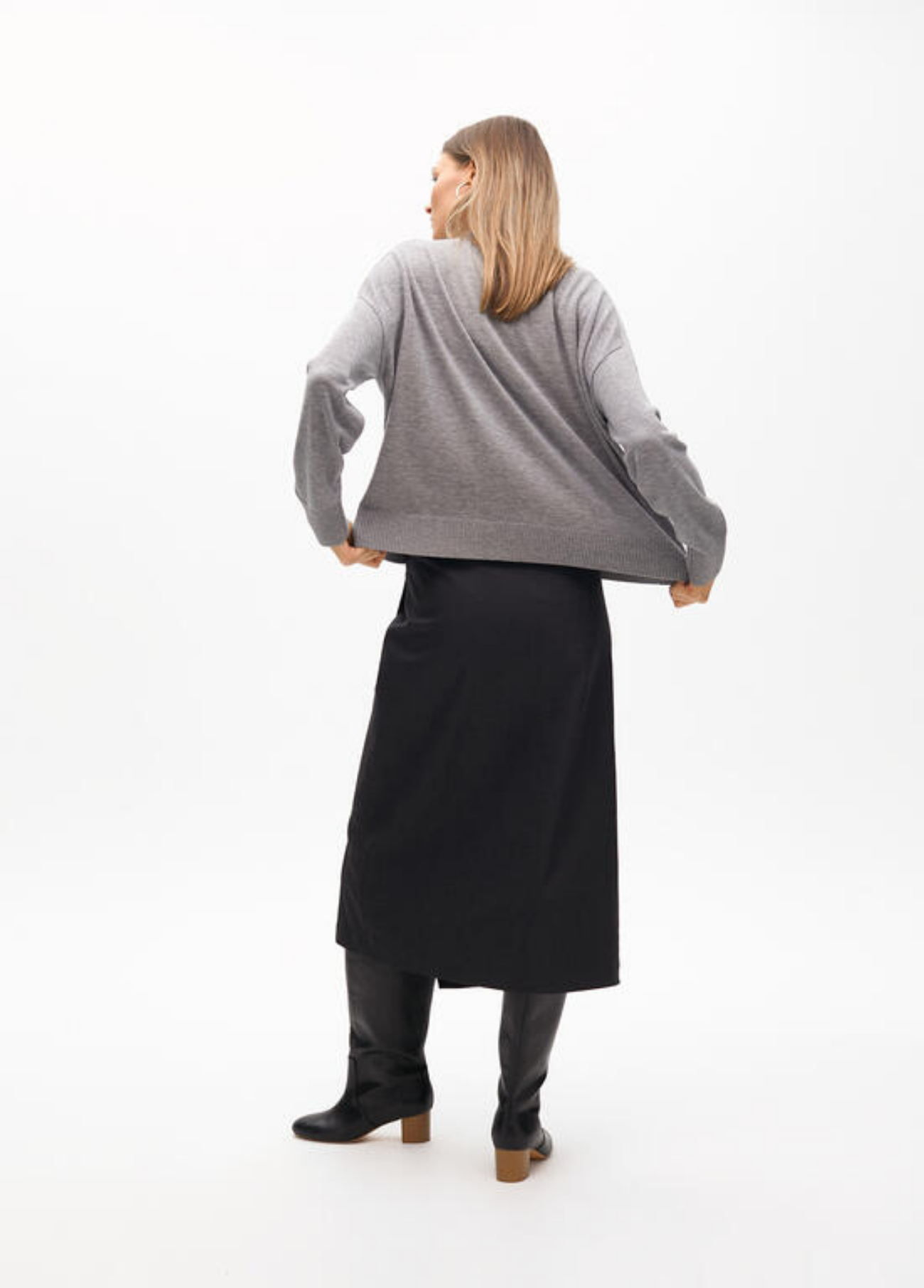 #### CARDIGAN CINZA OVERSOZED COM LETRAS EM STRASS - LOLA CASADEMUNT BY MAITE