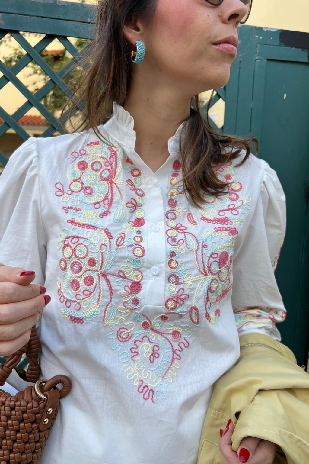 BLUSA COM BORDADO COLORIDO - ALIBY