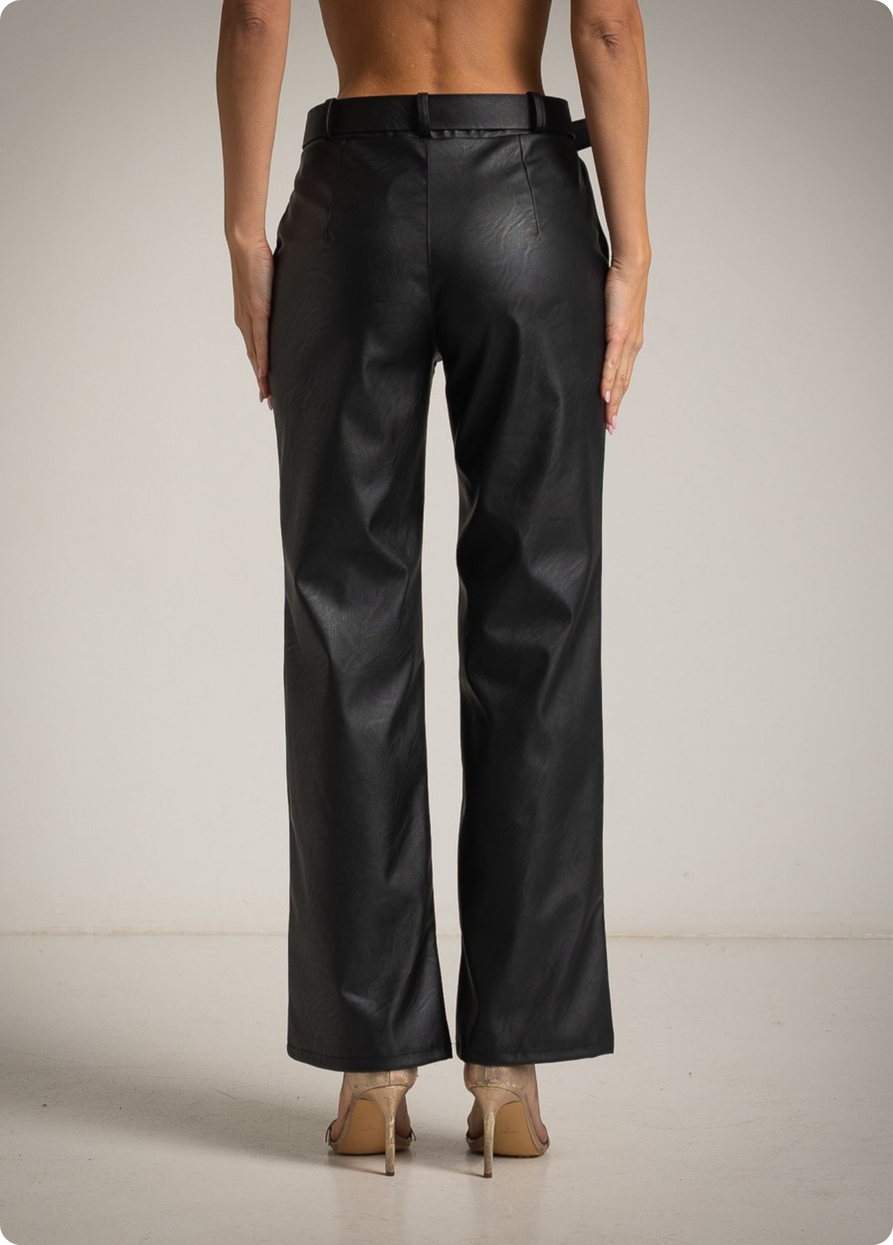 CALÇAS EM ECOPELE COM CINTO - ALBANOS