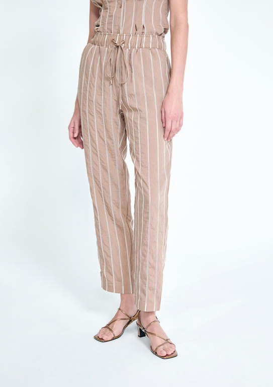 CALÇAS JOGGER BEGE COM RISCA VERTICAL BRANCA - LOLA CASADEMUNT