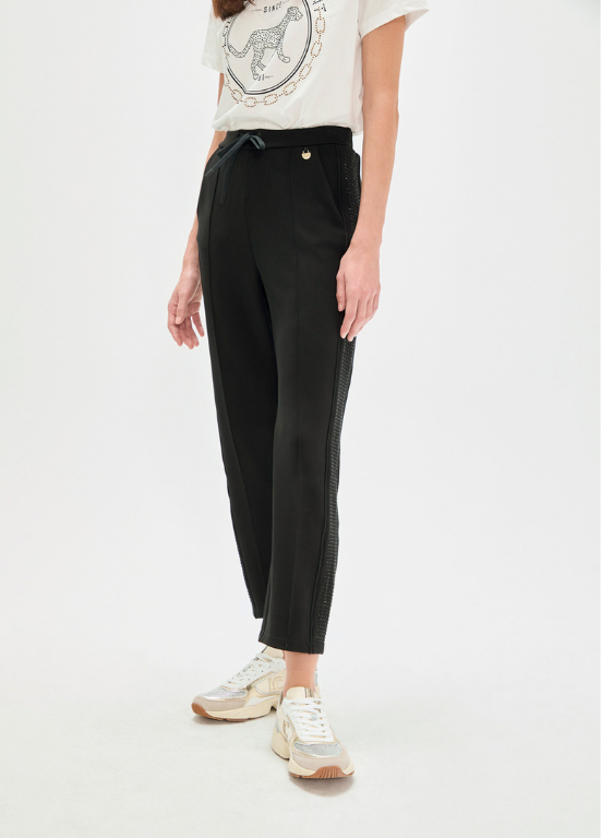 CALÇAS TIPO TRAINING ELEGANTE EM TECIDO SCUBA COM STRASS LATERAL - LOLA CASADEMUNT