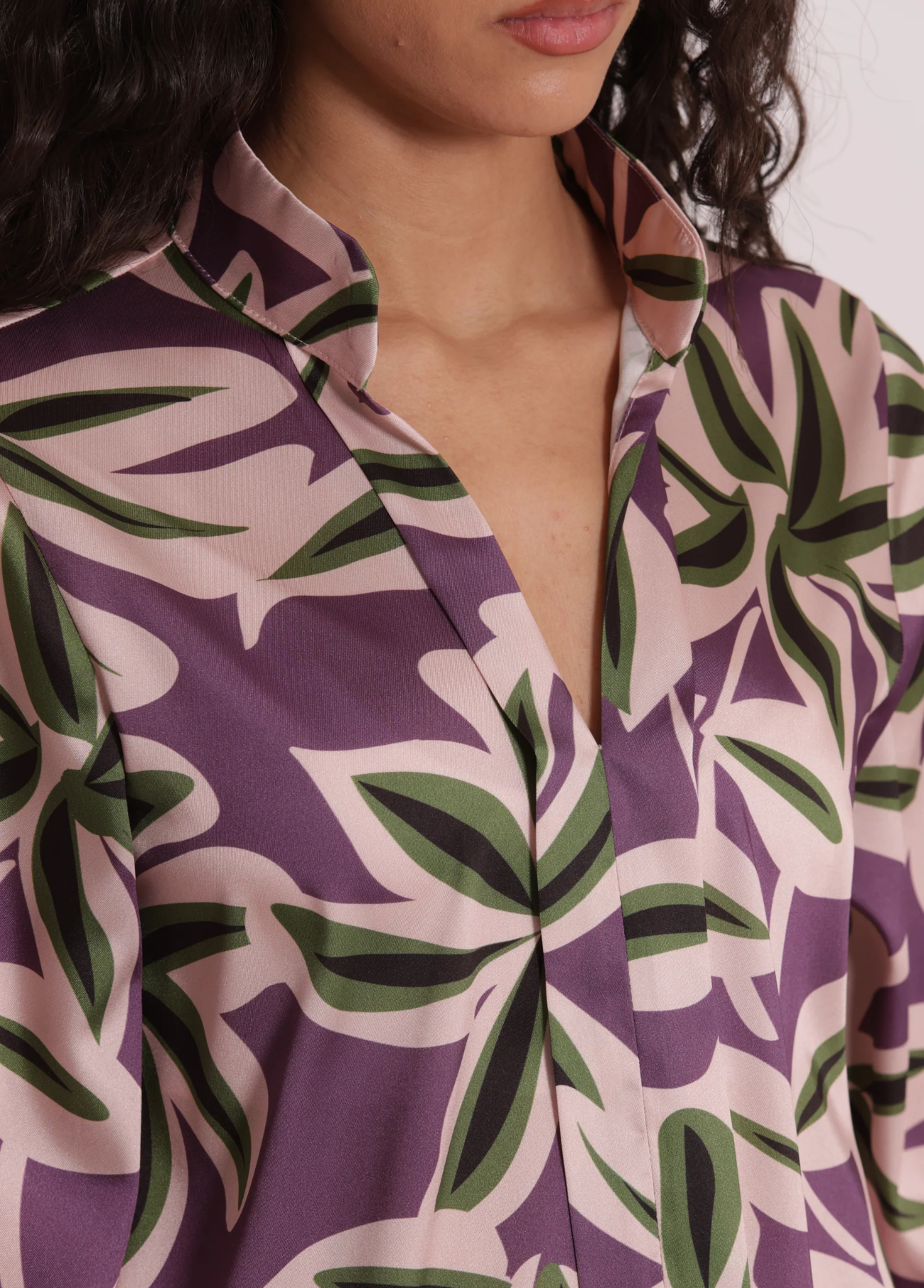 BLUSA DECOTE V COM PADRÃO BOTÂNICO - MIMI MUA