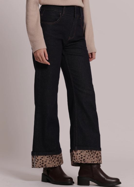 JEANS DE GANGA ESCURA COM BAINHA EM ANIMAL PRINT - MIMI MUA