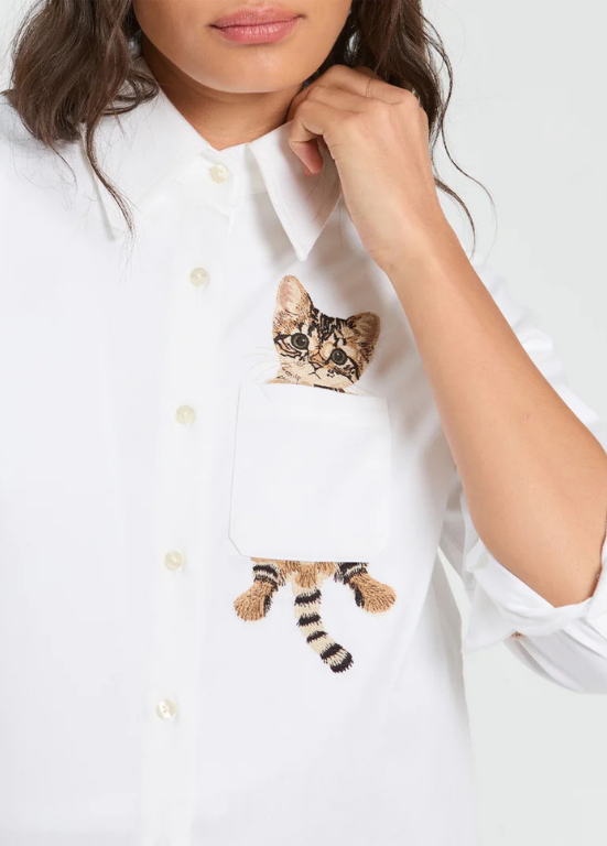 CAMISA BRANCA DE MANGA COMPRIDA COM BORDADO DE GATO NO BOLSO - VILAGALLO