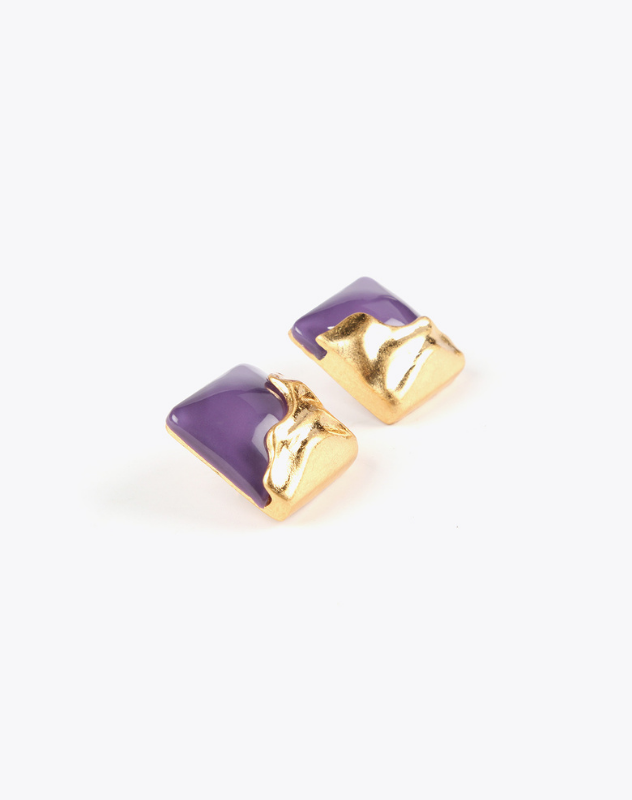 BRINCOS DE BOTÃO QUADRADO DOURADO COM ACETATO AROXOEADO - LOLA CASADEMUNT