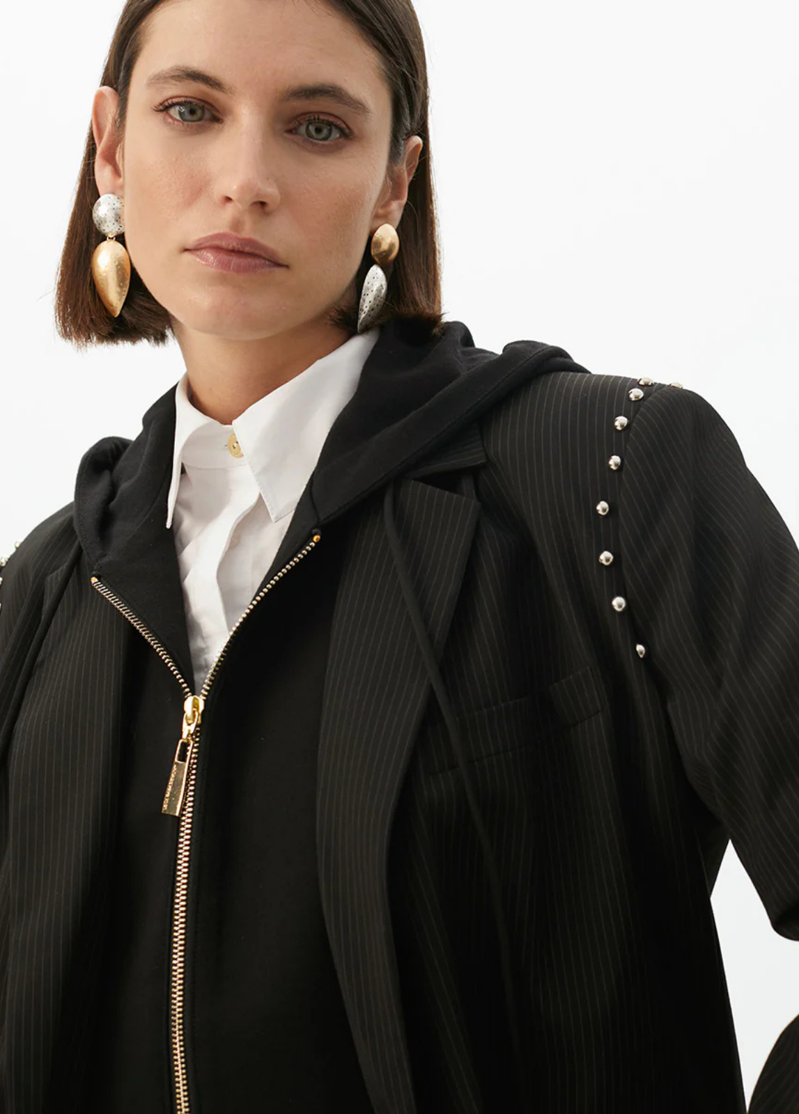 BLAZER CINZENTO COM RISCAS VERTICAIS E INTERIOR DE MALHA COM CAPUZ DESTACÁVEL - LOLA CASADEMUNT