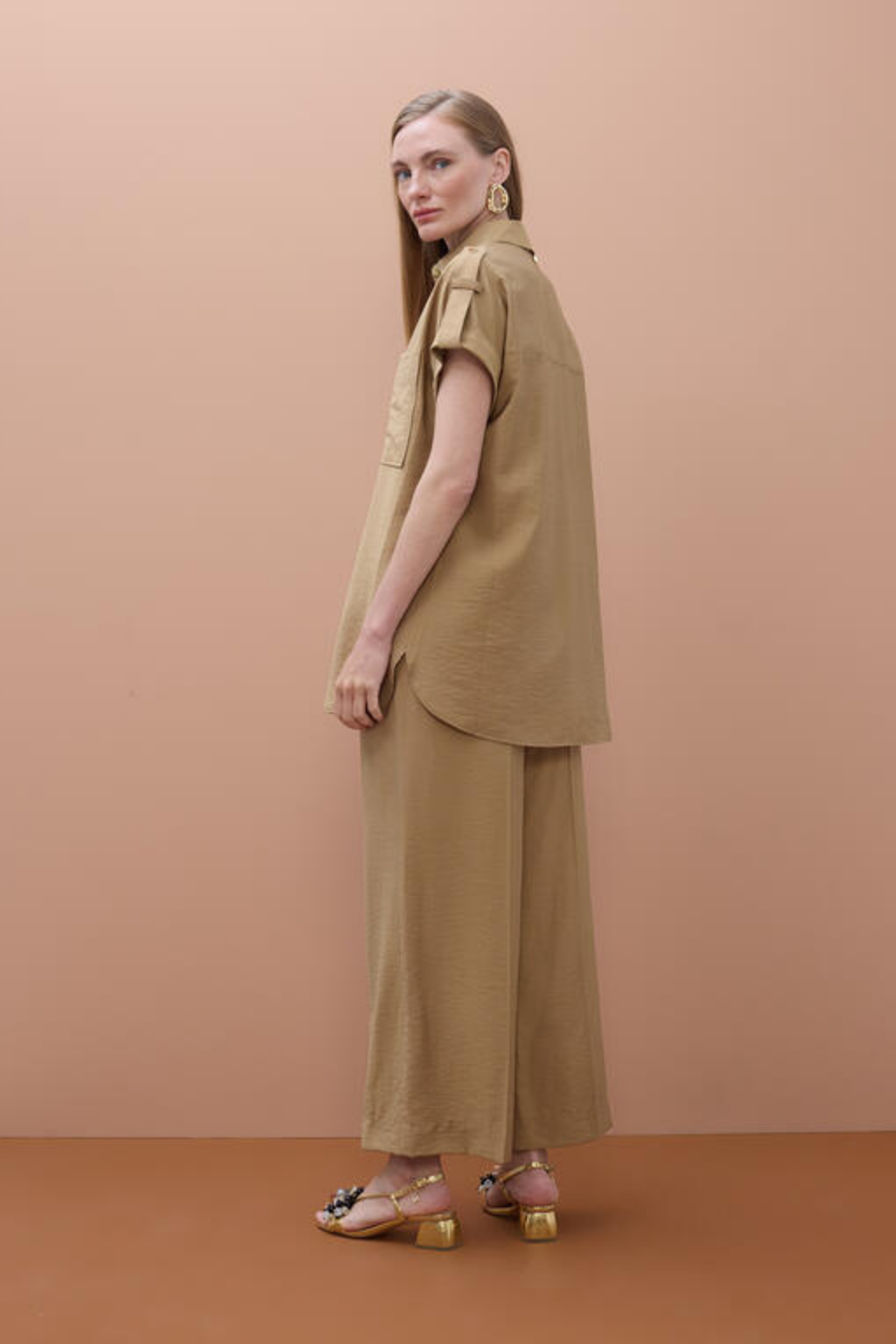 CAMISA BEGE COM BOLSOS - LOLA CASADEMUNT BY MAITE