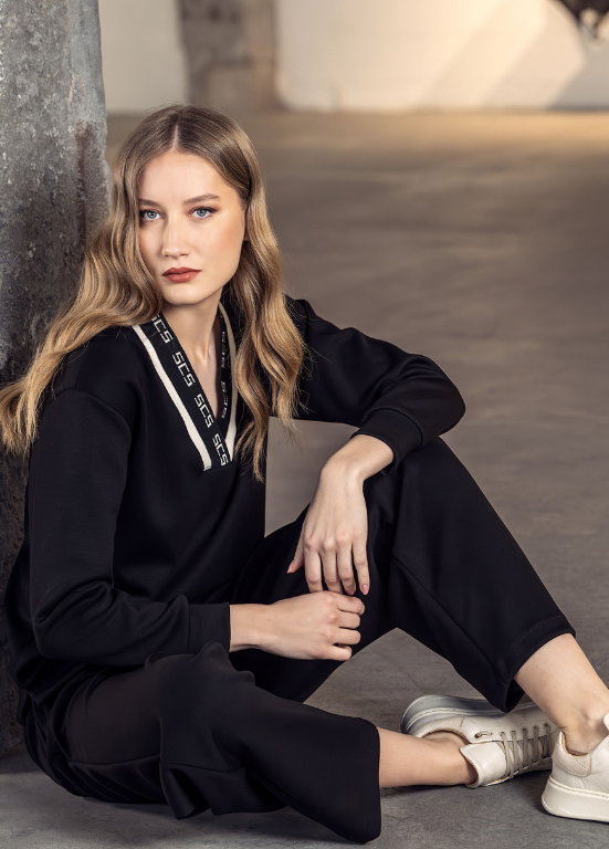 CAMISOLA COM DECOTE EM V BICOLOR E LOGOMANIA - SCUSI
