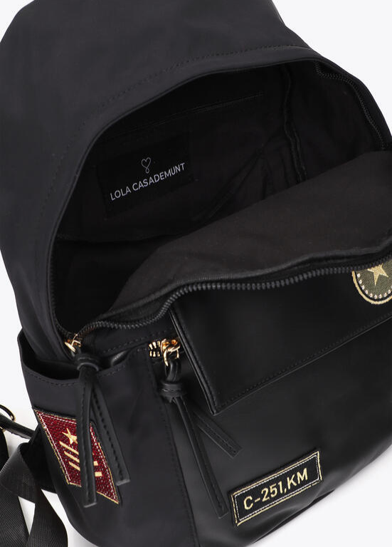 MOCHILA EM NYLON PRETA COM EMBLEMA LC - LOLA CASADEMUNT