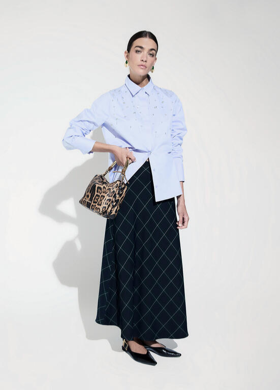 CAMISA AZUL COM APLICAÇÕES FRONTAIS LC - LOLA CASADEMUNT