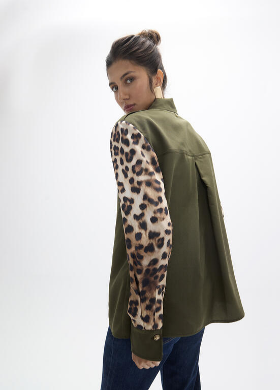 CAMISA KAKI COM ESTAMPA ANIMAL PRINT NAS MANGAS - LOLA CASADEMUNT
