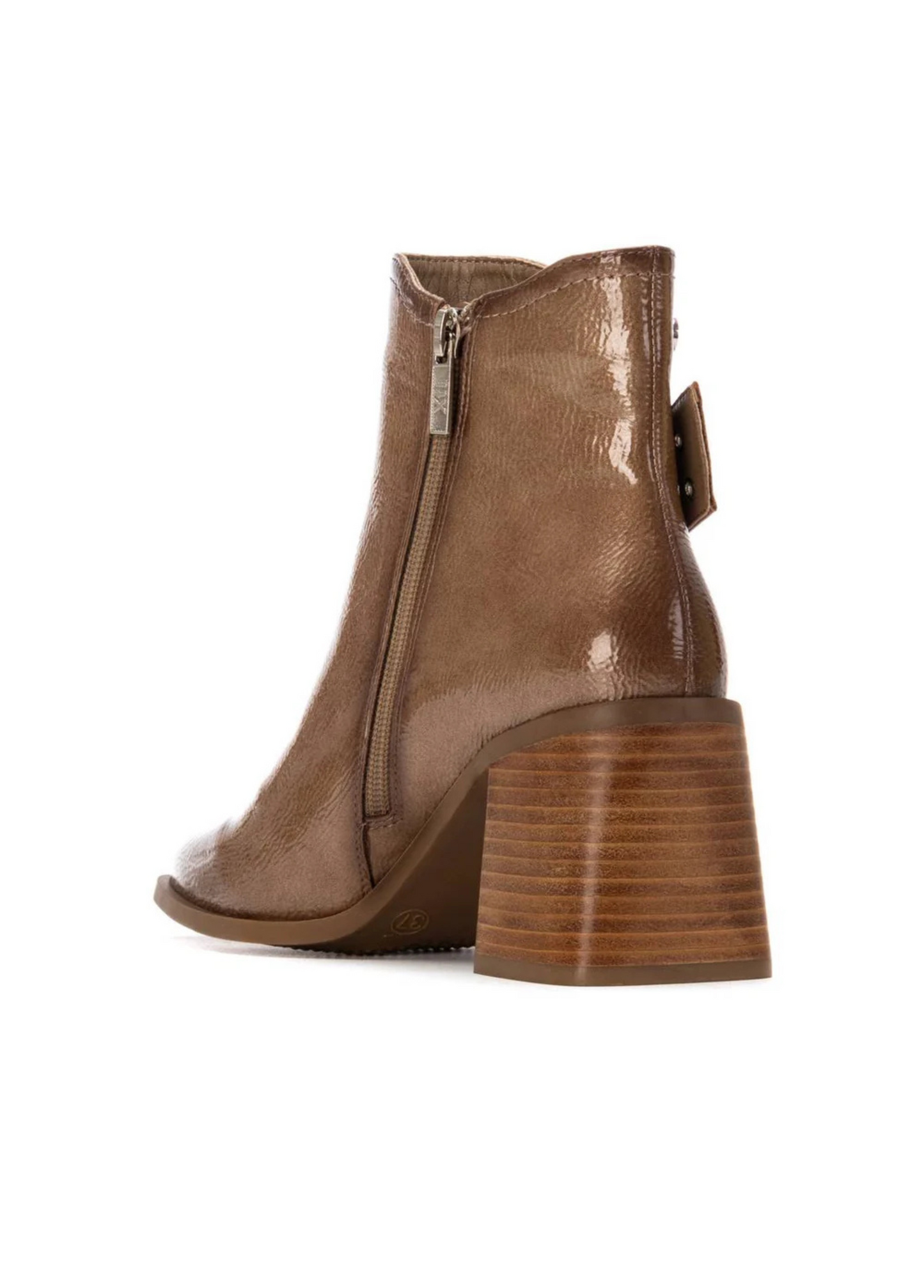 BOTIM EM COURO ENVERNIZADO COM FIVELA LATERAL - XTI SHOES
