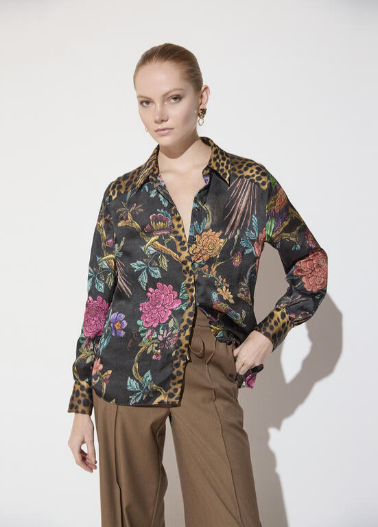 CAMISA REGULAR FIT COM ESTAMPADO DE ANIMAL PRINT E FLORES COMBINADO - LOLA CASADEMUNT