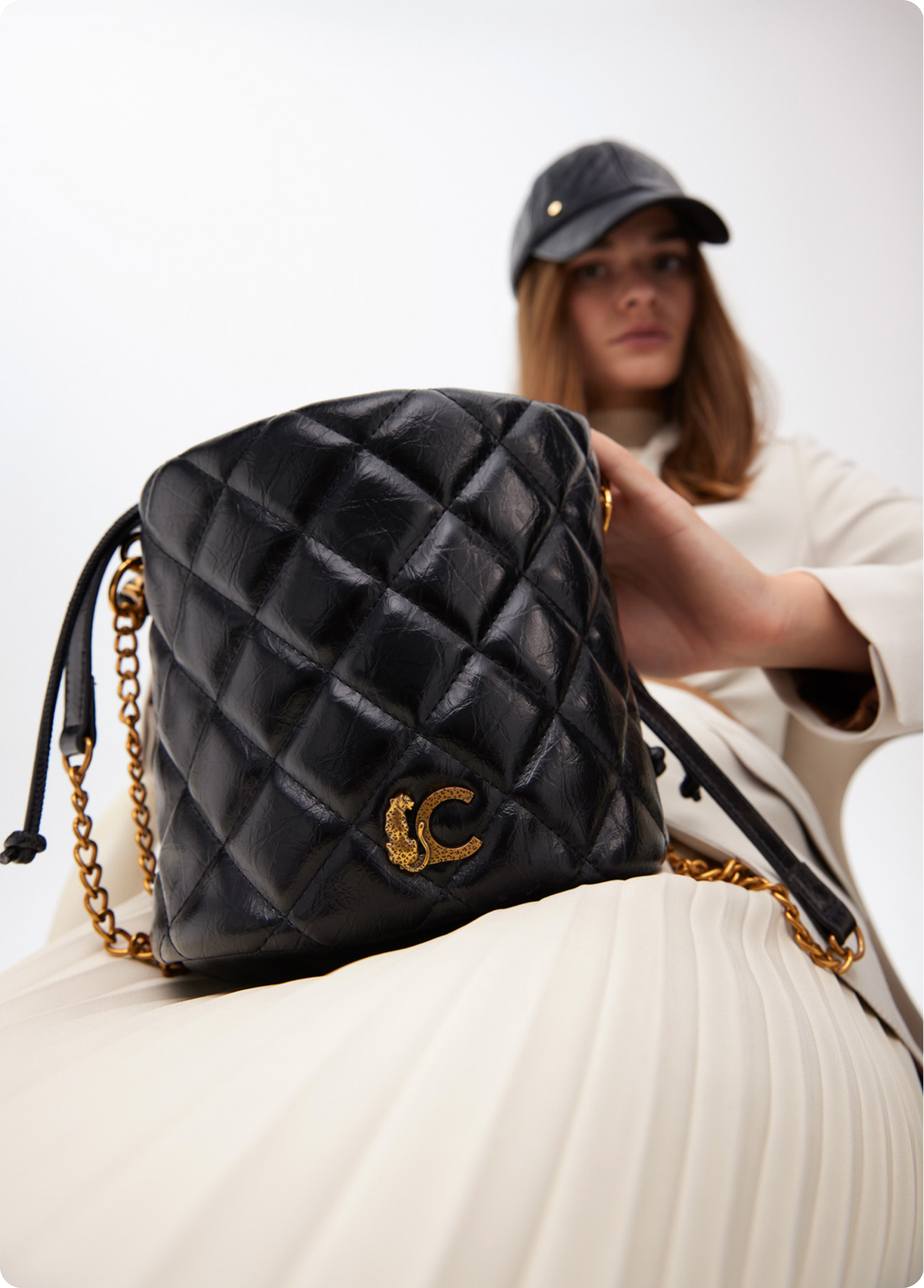 BOLSA SACO ACOLCHOADA COM LOGO LC LEOPARDO - LOLA CASADEMUNT