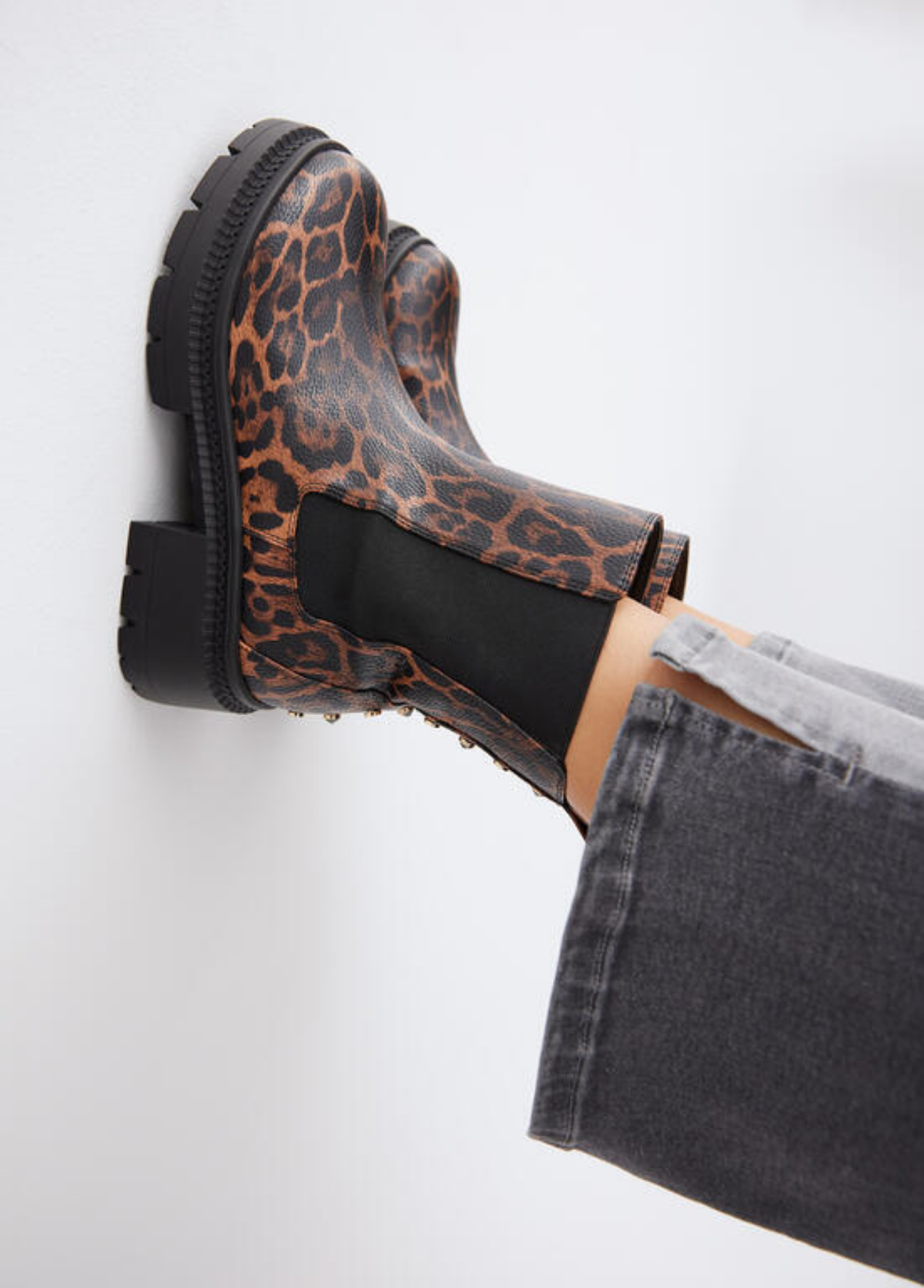 BOTAS ANIMAL PRINT COM TACHAS ATRÁS - LOLA CASADEMUNT