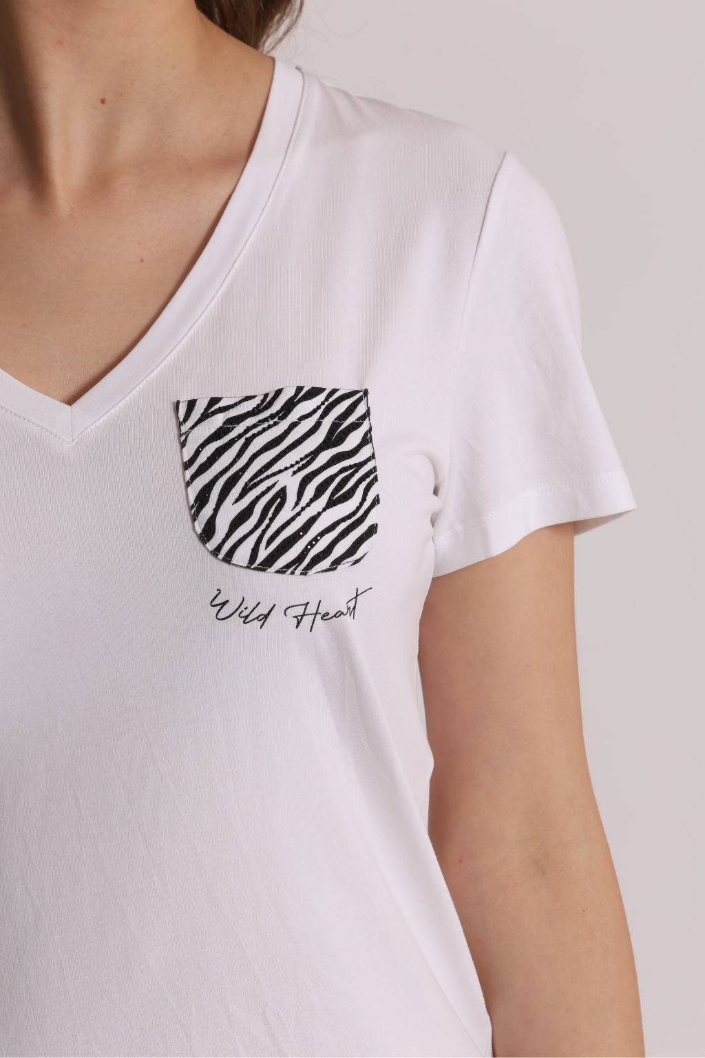 T-SHIRT COM BOLSO DE ZEBRA - MIMI MUA