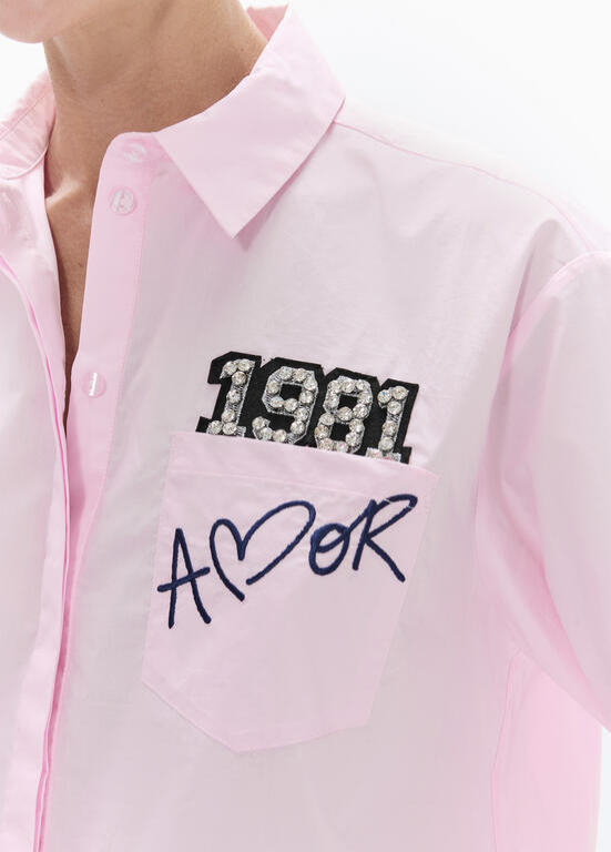CAMISA ROSA COM TEMA AMOR E 1981 LC - LOLA CASADEMUNT