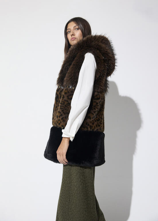 COLETE DE PÊLO SINTÉTICO TRICOLOR COM ANIMAL PRINT - LOLA CASADEMUNT