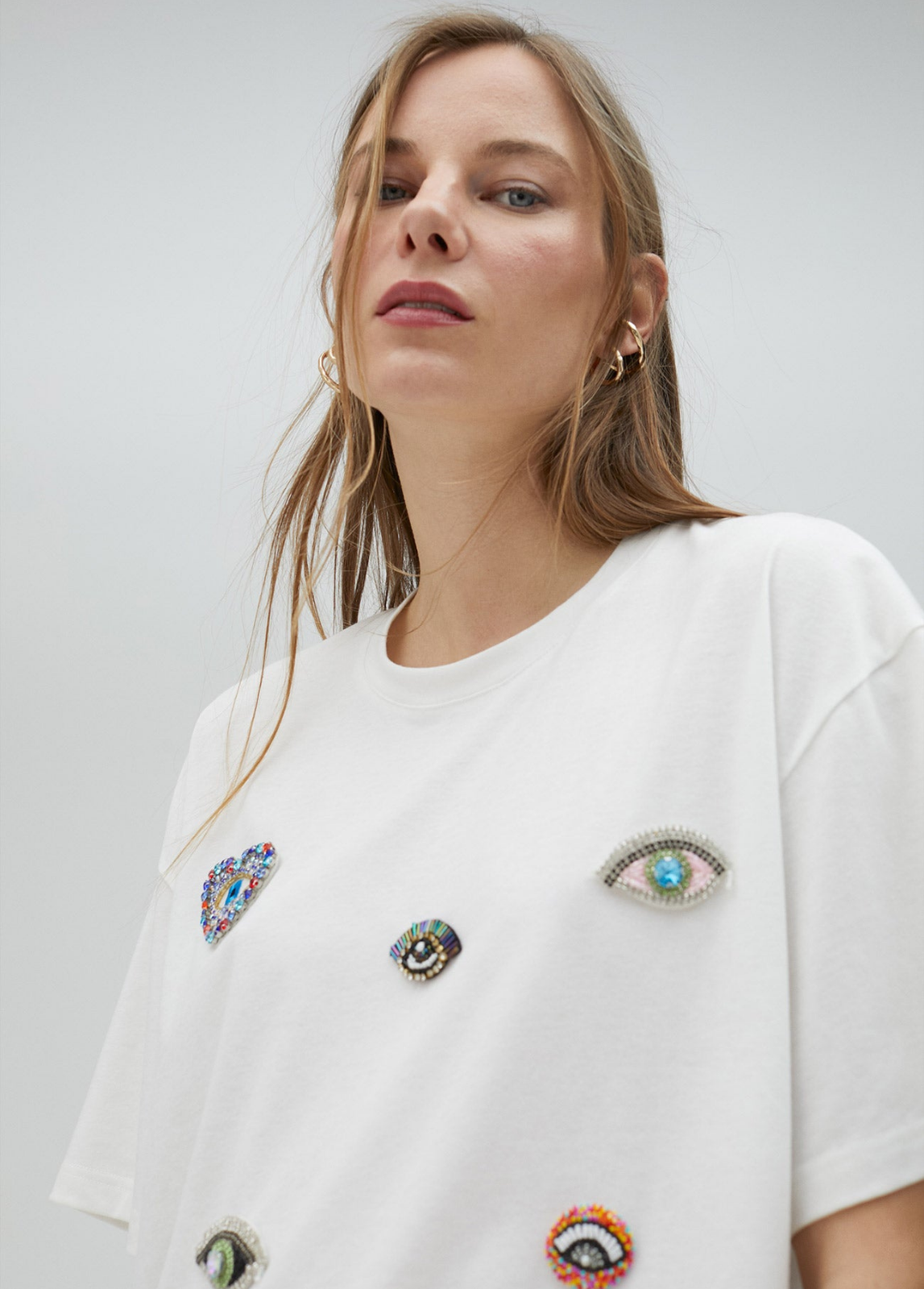 T-SHIRT BRANCA COM APLICAÇÕES DE STRASS MULTICOLOR - LOLA CASADEMUNT