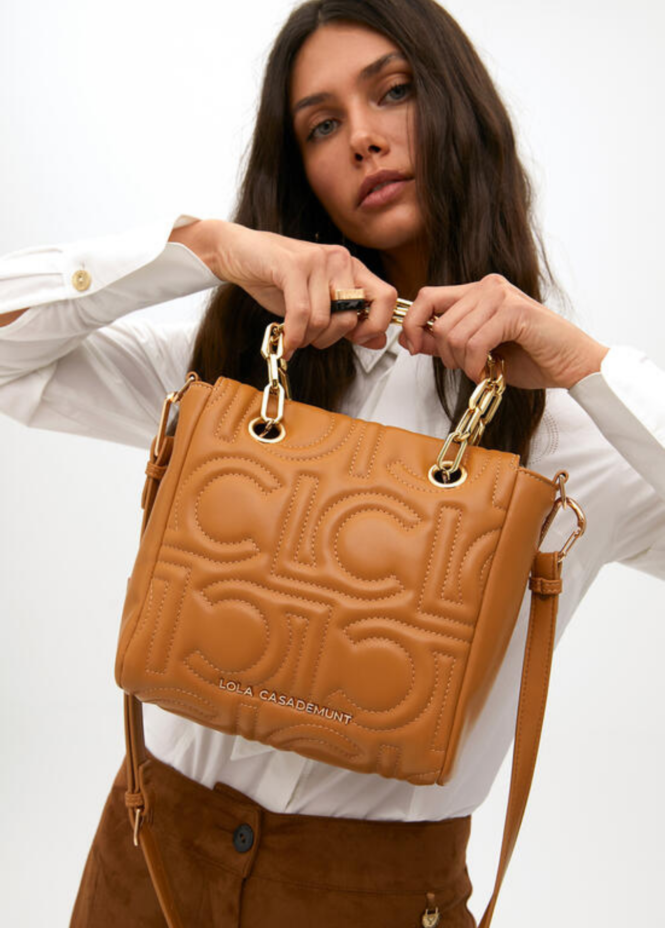 MALA CAMEL ACOLCHOADA COM ALÇA EM CORRENTE - LOLA CASADEMUNT