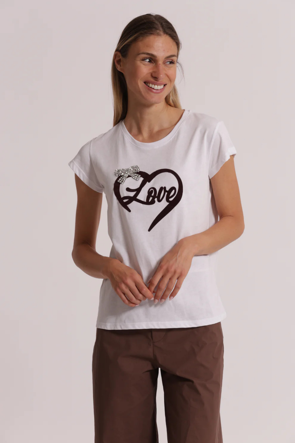 T-SHIRT DE ALGODÃO LOVE COM ESTAMPADO DE VELUDO E LAÇO DE STRASS - MIMI MUA