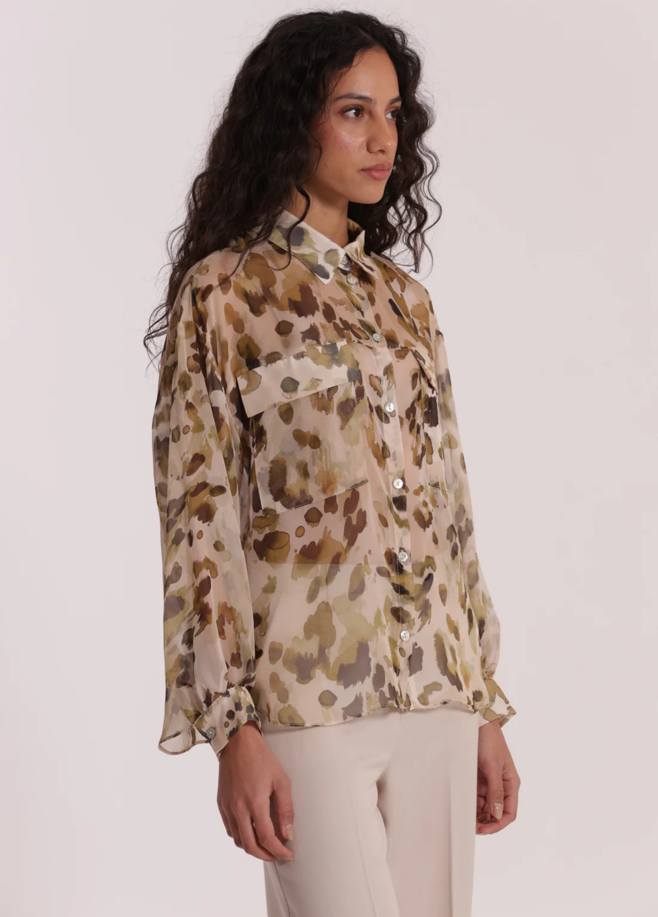CAMISA ESTAMPADA COM BOLSOS - MIMI MUA