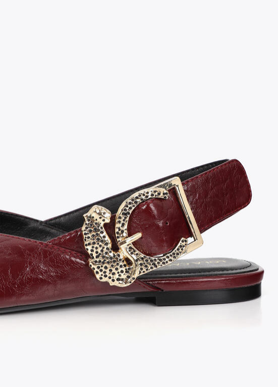 SAPATO RASO EM ECOPELE BORDEAUX TEXTURADA E FIVELA LC LEOPARDO - LOLA CASADEMUNT