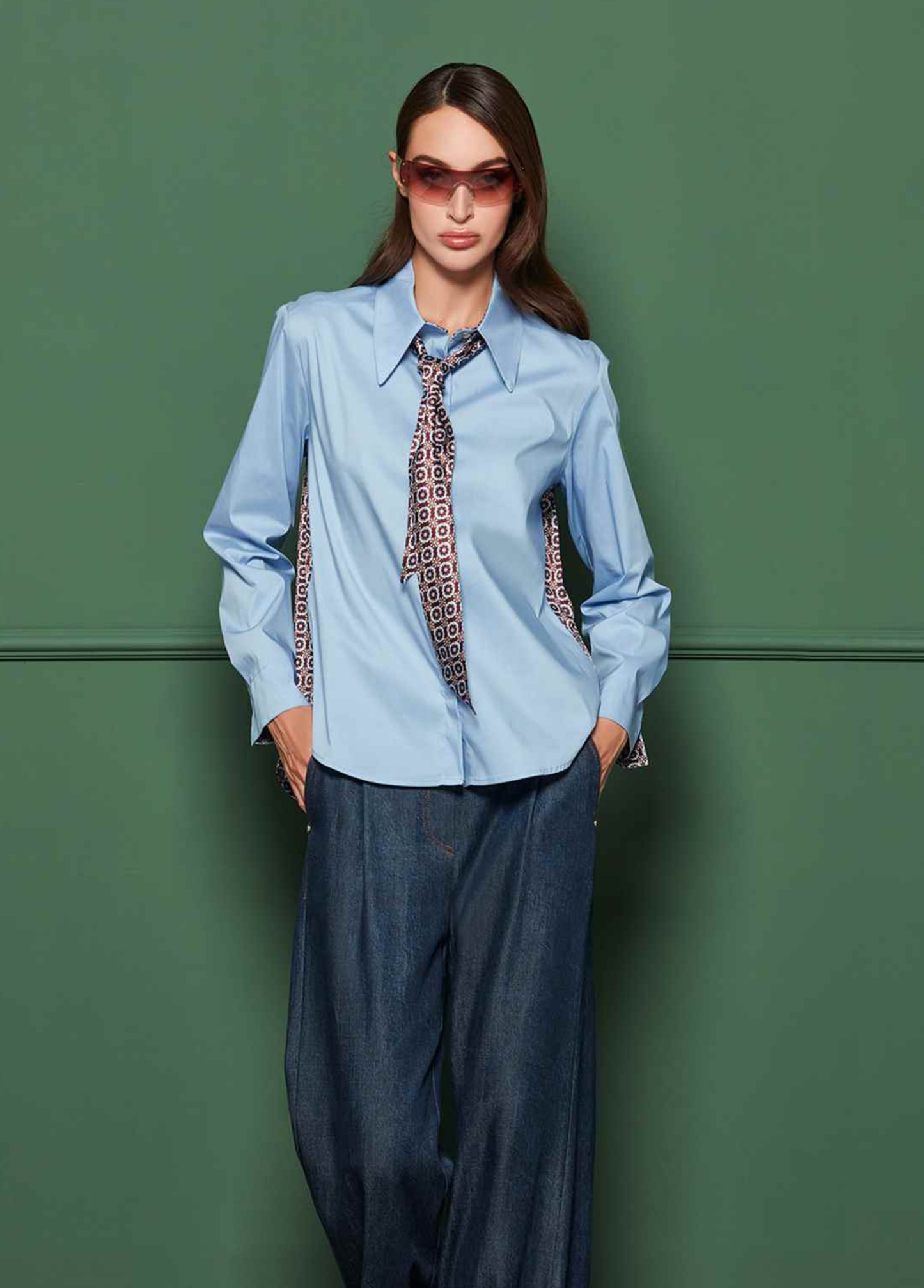 CAMISA AZUL COM ESTAMPADO NAS COSTAS E GRAVATA - OPERÀ